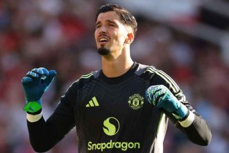 Amorim Defends Bayındır After Goalkeeping Blunder in Arsenal Defeat